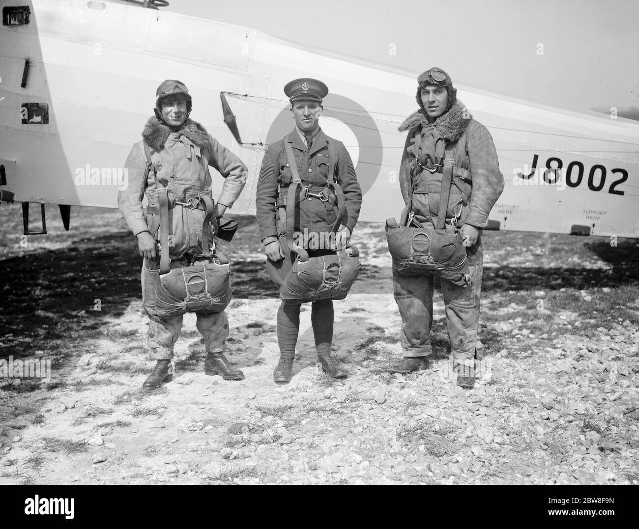 Visiteurs aériens . Les bombardiers RAF commencent une visite paisible. Les mécaniciens de la RAF qui accompagnent le parti . Il sera remarqué qu'ils sont équipés de parachutes . 20 avril 1927 Banque D'Images