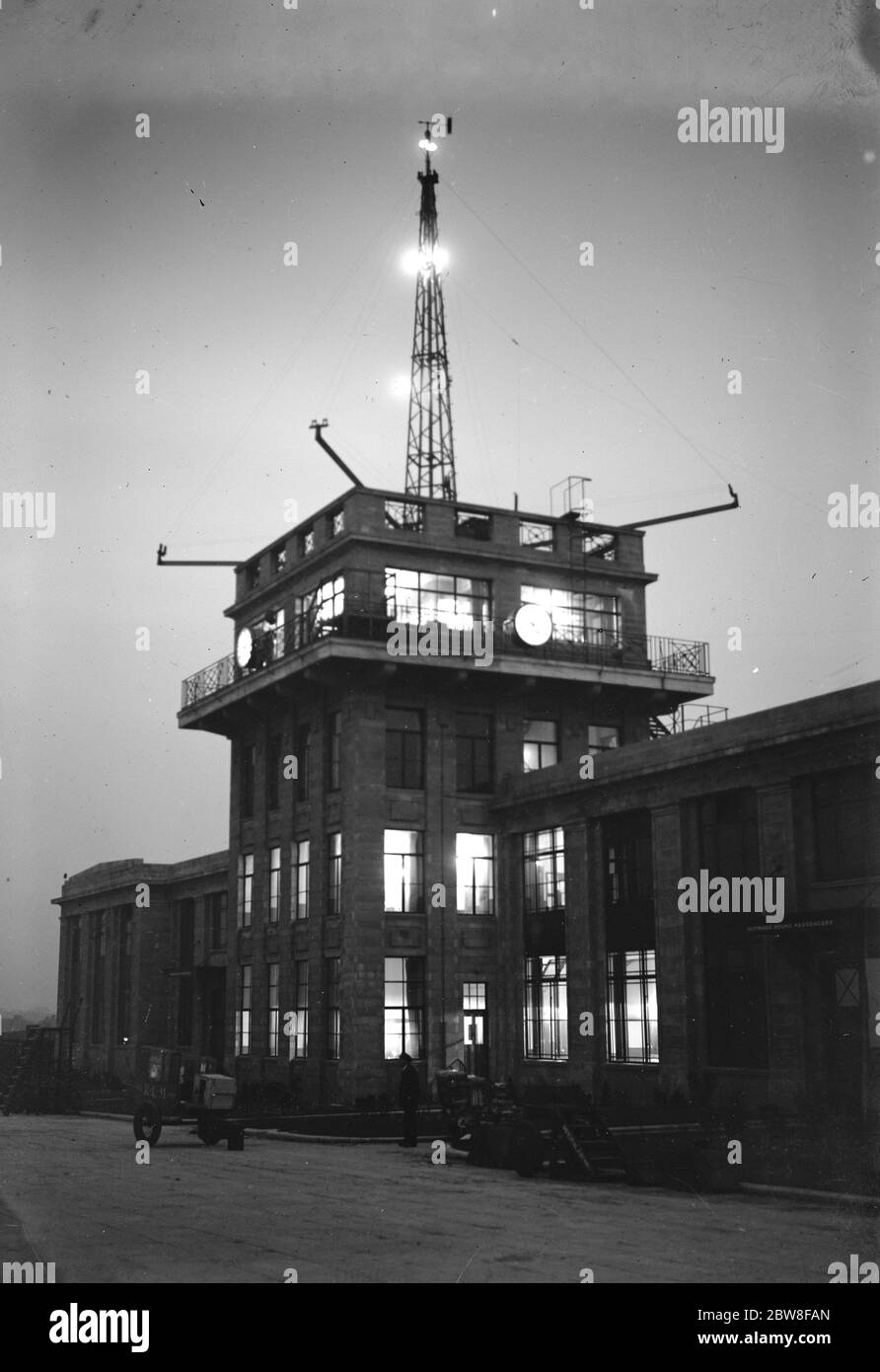 En attendant le courrier de nuit qui a été forcé. La tour de contrôle Croydon dans un feu de lumière tout en attendant l'avion de courrier . 1er avril 1929 Banque D'Images