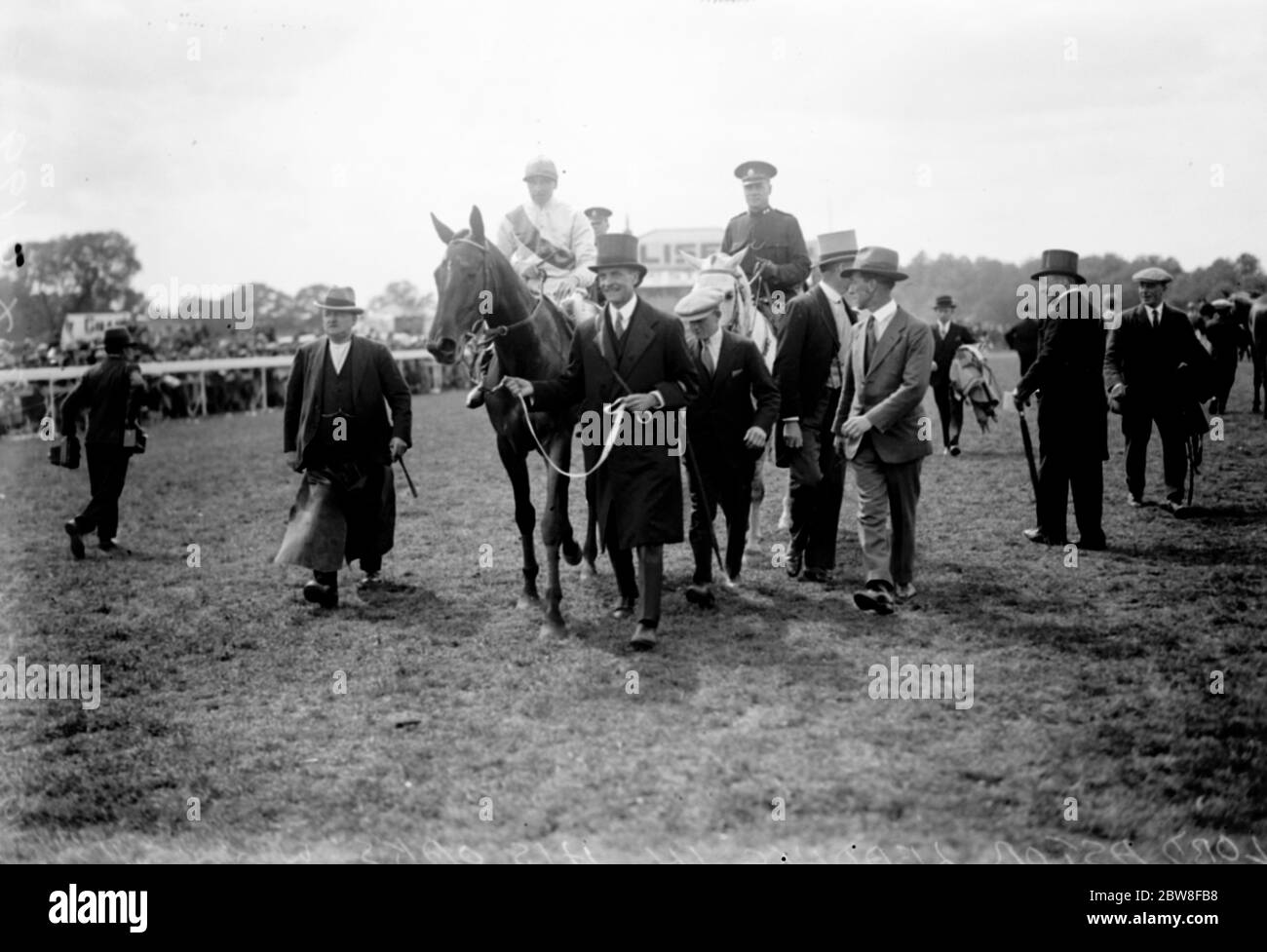 Le cheval de Lord Astor gagne les Oaks . Leader dans le gagnant . 7 juin 1929 Banque D'Images