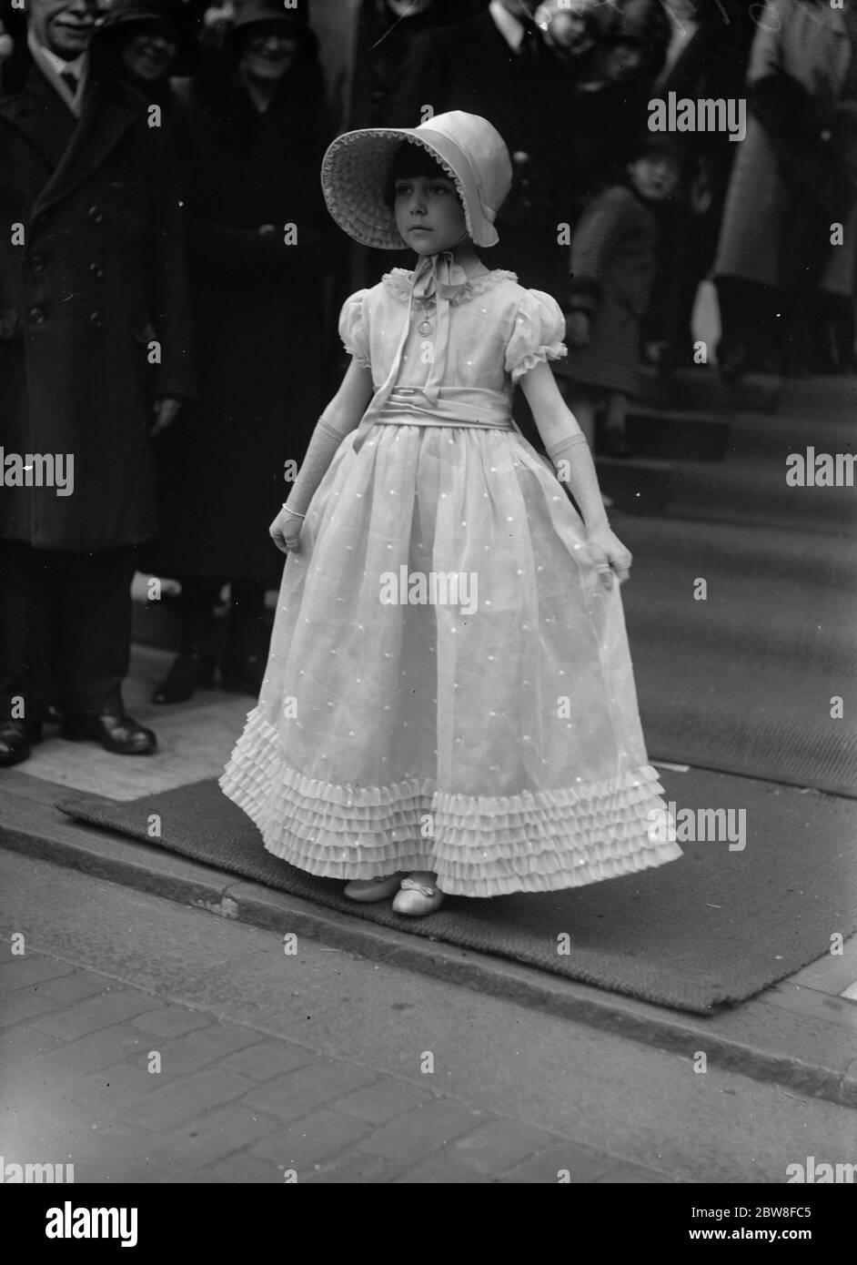Une mariée sud-américaine . Le préposé à l'enfant au mariage entre Senorita Maria Isabelle Yriberry et M. Federico Lesser à l'Oratoire de Brompton . 4 mai 1932 Banque D'Images