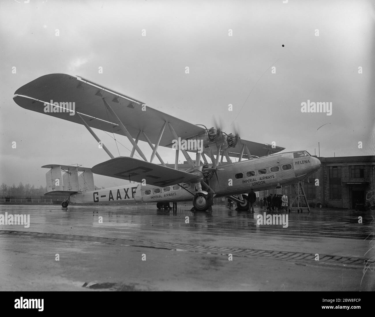 Les plus grands systèmes de ligne d'air du monde . ' Helena ' le dernier des quatre grands avions à moteur construit à l'ordre de la Compagnie aérienne impériale par Messrs . Handley page Ltd , vient d'être livré au port de Londres et la Grande-Bretagne possède maintenant en exploitation régulière une flotte des plus grands et les plus luxueux passagers de ligne dans le monde . la machine à Croydon . 11 novembre 1932 Banque D'Images