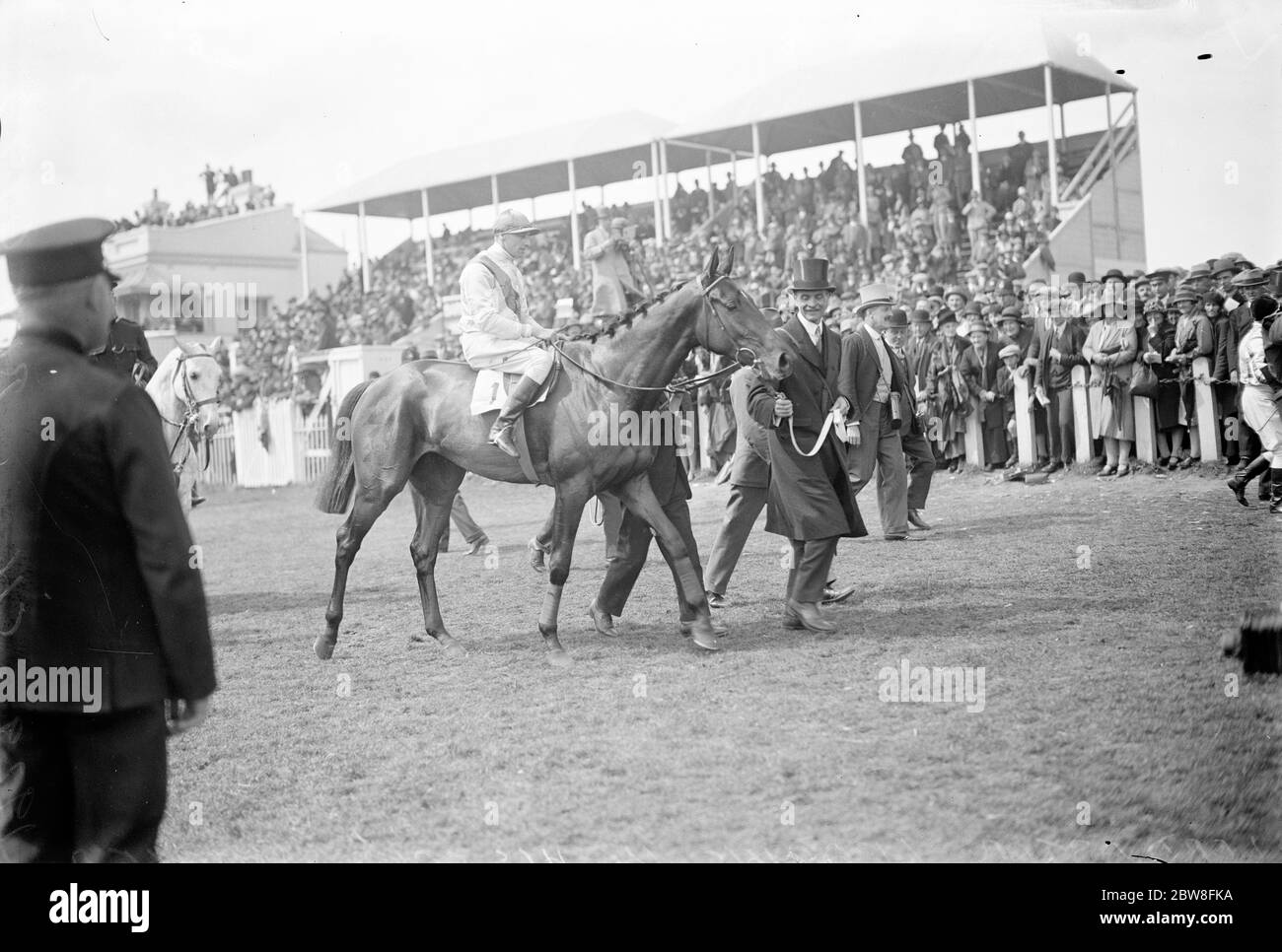 Le cheval de Lord Astor gagne les Oaks . Leader dans le gagnant . 7 juin 1929 Banque D'Images