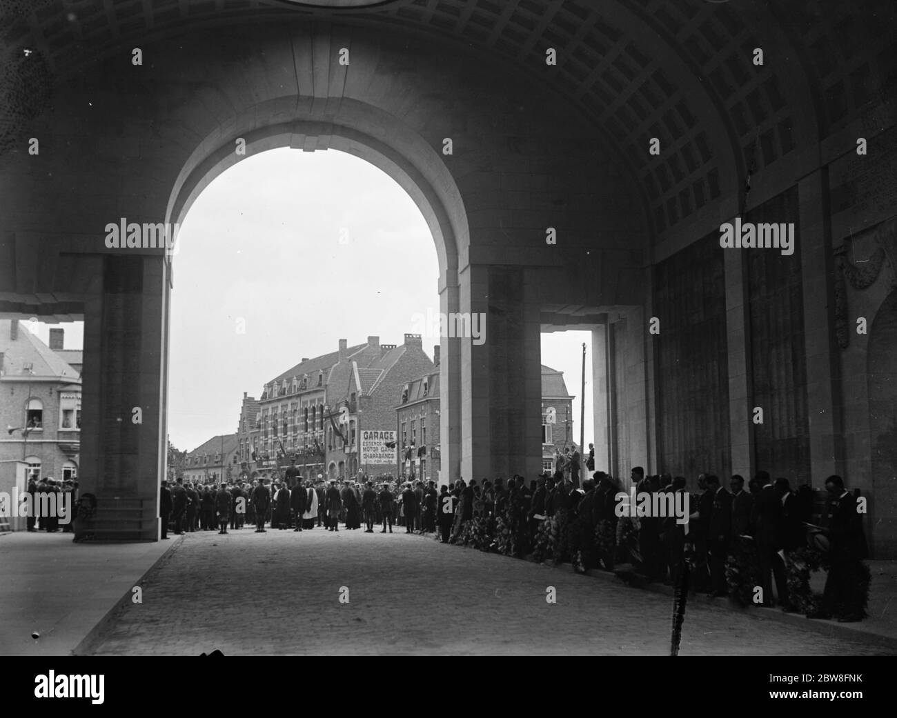 Menin Gate dévoilé à Ypres, Belgique . Parents avec leurs couronnes . 24 juillet 1927 Banque D'Images