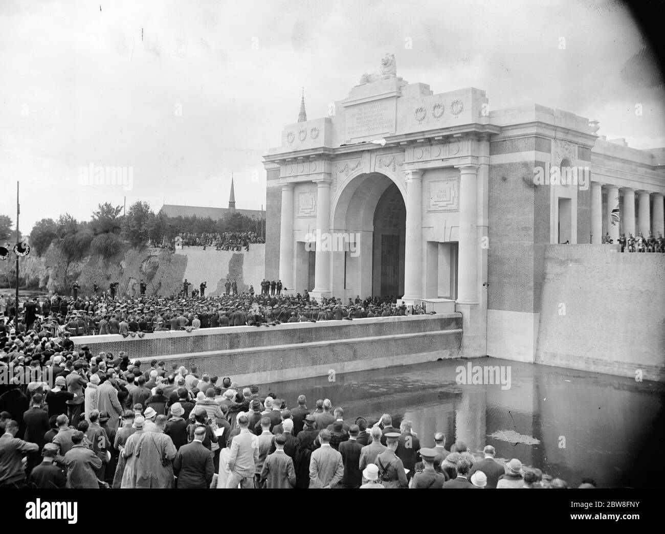 Menin Gate dévoilé à Ypres , Belgique . Une vue générale de la cérémonie en cours . 24 juillet 1927 Banque D'Images
