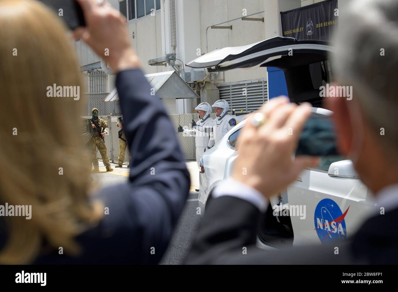 Dans cette photo publiée par la National Aeronautics and Space Administration (NASA), les astronautes de la NASA Douglas Hurley, à gauche, Et Robert Behnken, portant des espaces SpaceX, sont vus comme ils quittent le Neil A. Armstrong Operations and Checkout Building pour le complexe de lancement 39A pour embarquer sur le vaisseau spatial SpaceX Crew Dragon pour le lancement de la mission Demo-2, le samedi 30 mai 2020, au Kennedy Space Center de la NASA en Floride. La mission SpaceX Demo-2 de la NASA est le premier lancement avec les astronautes du vaisseau spatial SpaceX Crew Dragon et de la fusée Falcon 9 vers la Station spatiale internationale dans le cadre de la Commerc de l'agence Banque D'Images