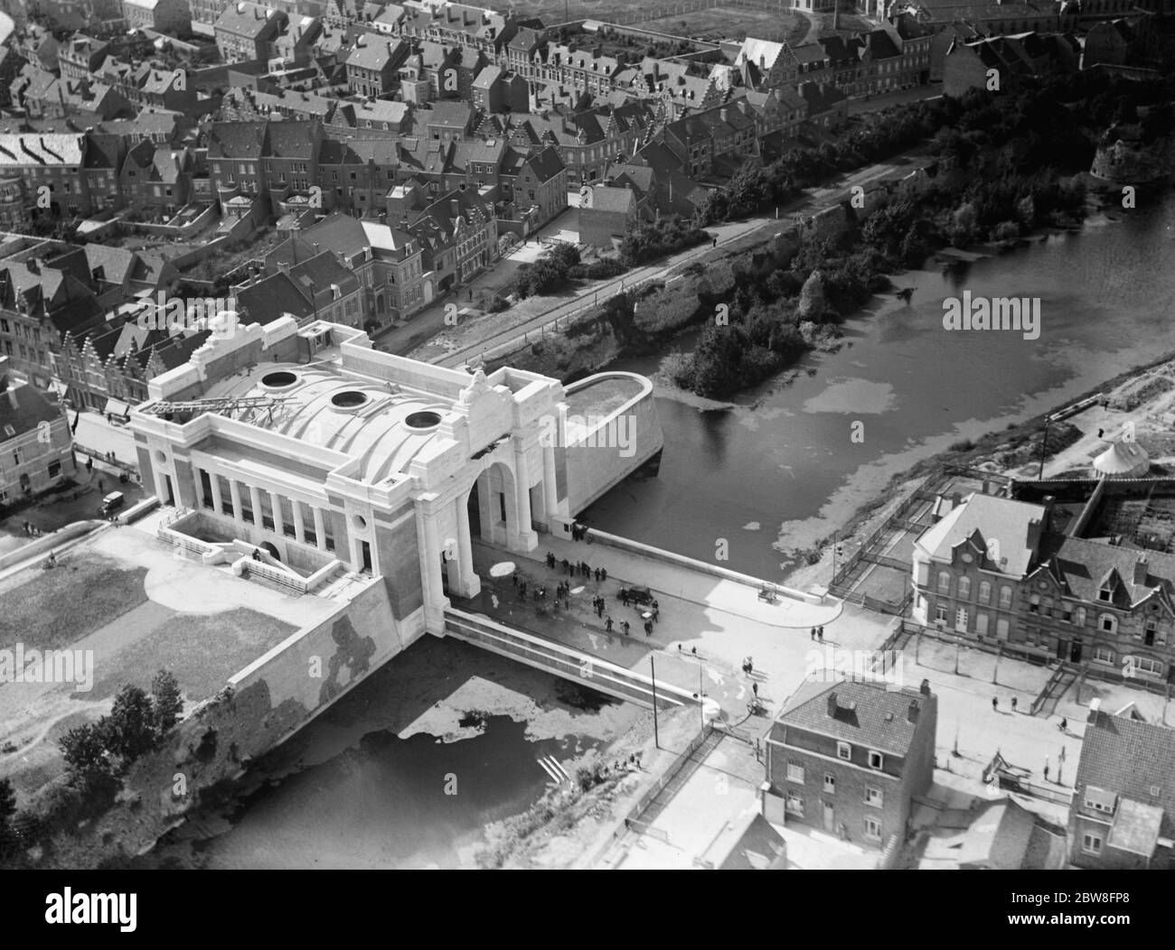 Menin Gate dévoilé à Ypres, Belgique . Une vue aérienne de la porte Menin . 24 juillet 1927 Banque D'Images