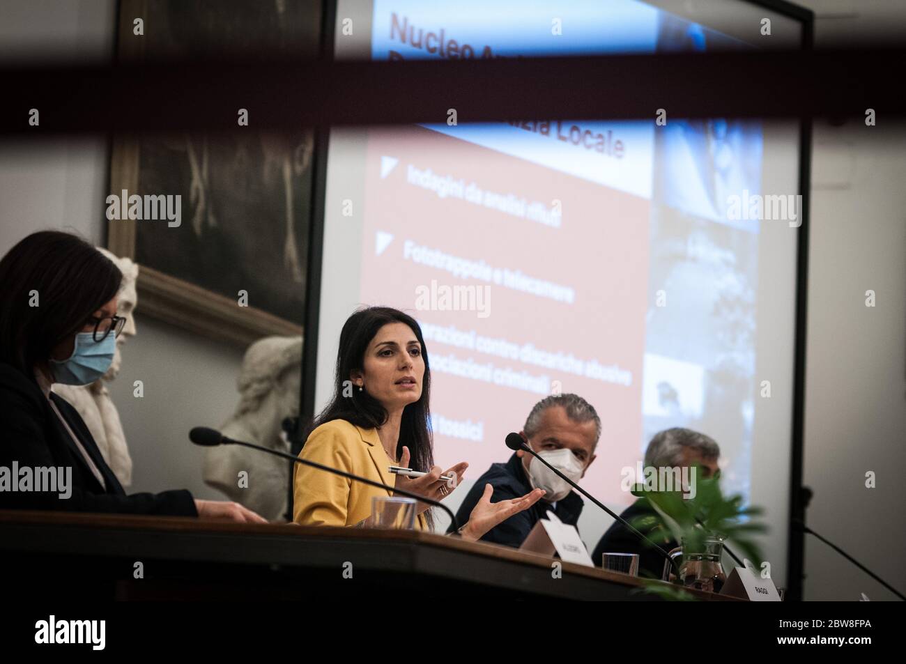 Rome, Italie. 29 mai 2020. Valeria Allegro, déléguée du maire pour le secteur des déchets et Roberto Di Palma, Directeur de Roma capitale lors de la conférence de presse du maire de Rome Virginia Raggi présente #Scaricalincile - Roma capitale contre les «personnes ireuses» et les crimes environnementaux à Rome, Italie, le 29 mai 2020. (Photo par Andrea Ronchini/Pacific Press/Sipa USA) crédit: SIPA USA/Alay Live News Banque D'Images