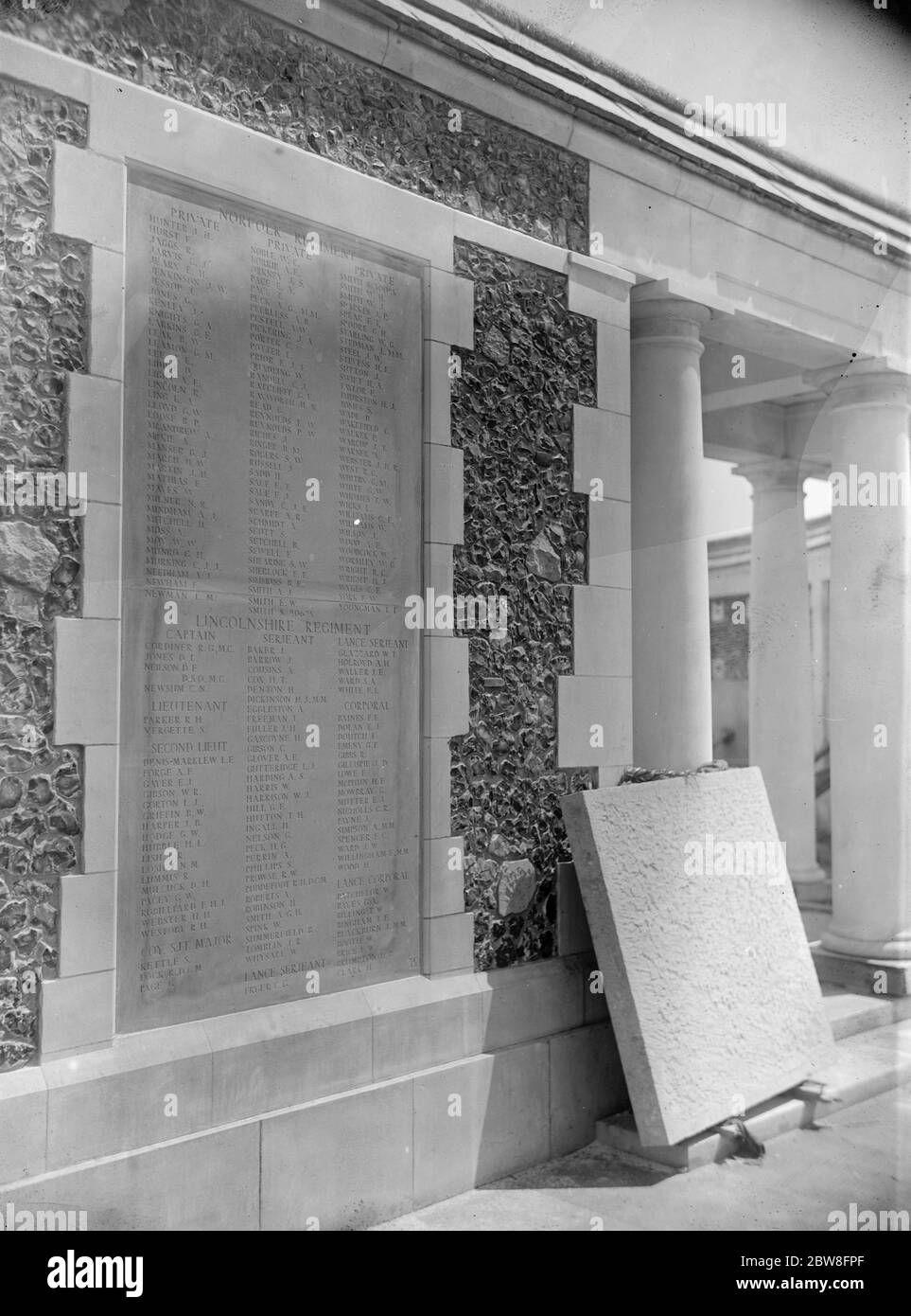 La grande arche d'Ypres à la porte de Menin . Un des comprimés sur le mémorial portant les noms des officiers de l'ERRC qui sont tombés . 11 juillet 1927 Banque D'Images