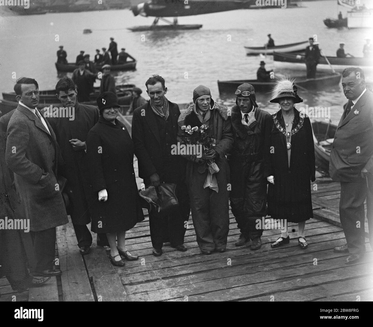 L'arrivée de l'« amitié » à Southampton ; Amelia Earhart - première femme à voler l'Atlantique . M. Wilmer Stutz , le pilote , Mlle Earhart , M. Louis Gordon , mécanicien , et le maire de Southampton sur la cale . 19 juin 1928 Banque D'Images