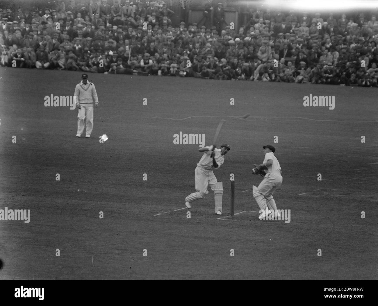 Angleterre contre Nouvelle-Zélande à l'ovale de Kennington dans le 2ème Test . Duleepsinhji met Roger Blunt à travers les slips . 29 juillet 1931 Banque D'Images