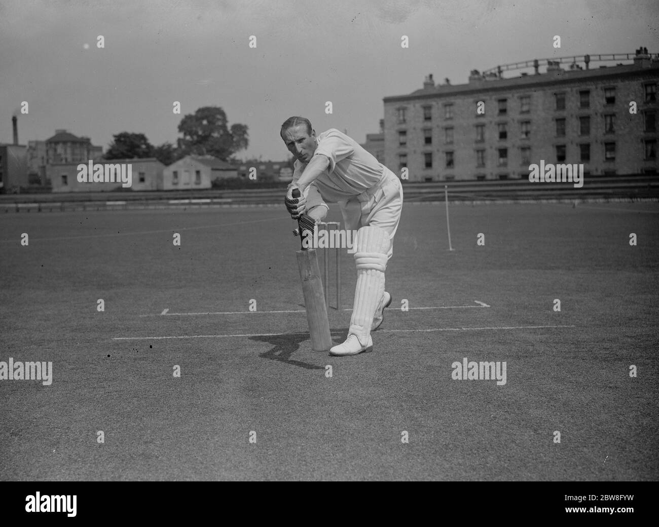 D R Jardine , le capitaine de Surrey , à l'Oval . La bonne façon de jouer en avant . 10 juin 1932 Banque D'Images