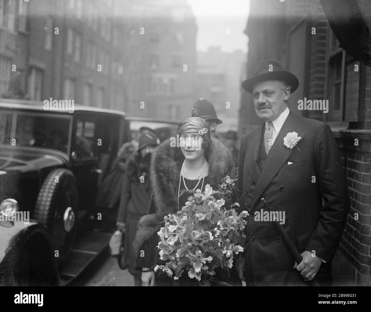 Le mariage de Sir Eric Hambro à Mme Elliste , M Elger , dans la rangée du Prince . Enregistrer le bureau . 11 décembre 1929 Banque D'Images