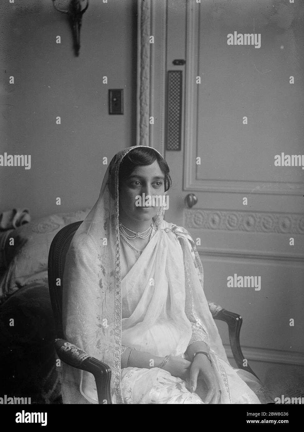 Mme Shah Nawaz une des femmes indiennes déléguées séjournant à l'hôtel Carlton. 23 septembre 1930 Banque D'Images