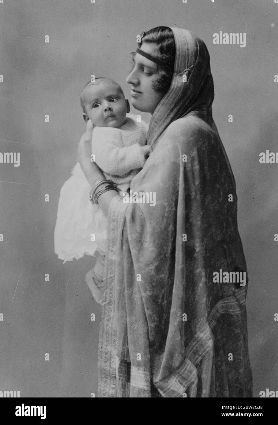 La seule Dame indienne participant à la conférence de presse impériale . Mme K C Roy , épouse de M. K C Roy , C I E , députée , qui est la seule femme indienne à assister à la Conférence de presse impériale de Londres , est ici vue avec son fils . 20 juin 1930 Banque D'Images