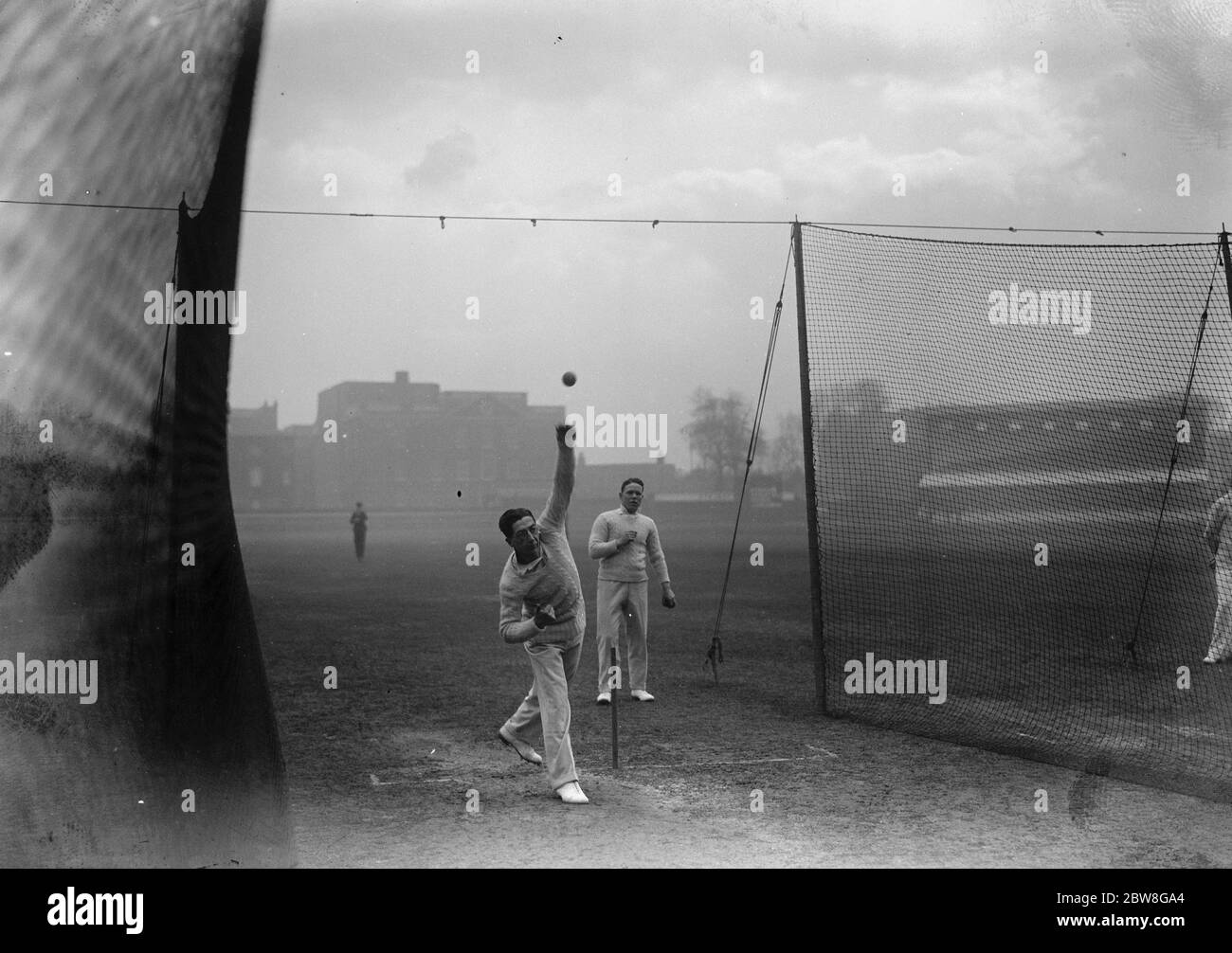 Le nouveau professionnel de Surrey a été spectaculaire . Stan Squires , le cricketer de Richmond , qui a aidé Surrey la saison dernière en tant qu'amateur , est maintenant devenu un professionnel et est ici vu occupé aux filets ovales pendant la pratique . 17 avril 1930 Banque D'Images