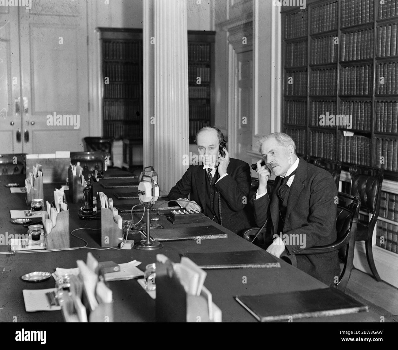 Service de téléphone sans fil vers l'Australie . M. Ramsay MacDonald assis dans la salle du Cabinet au N° .10 Downing Street , conversé par téléphone avec M. Scullin , le premier ministre australien à Canberra . Avec lui est le maître de poste . 30 avril 1930 Banque D'Images