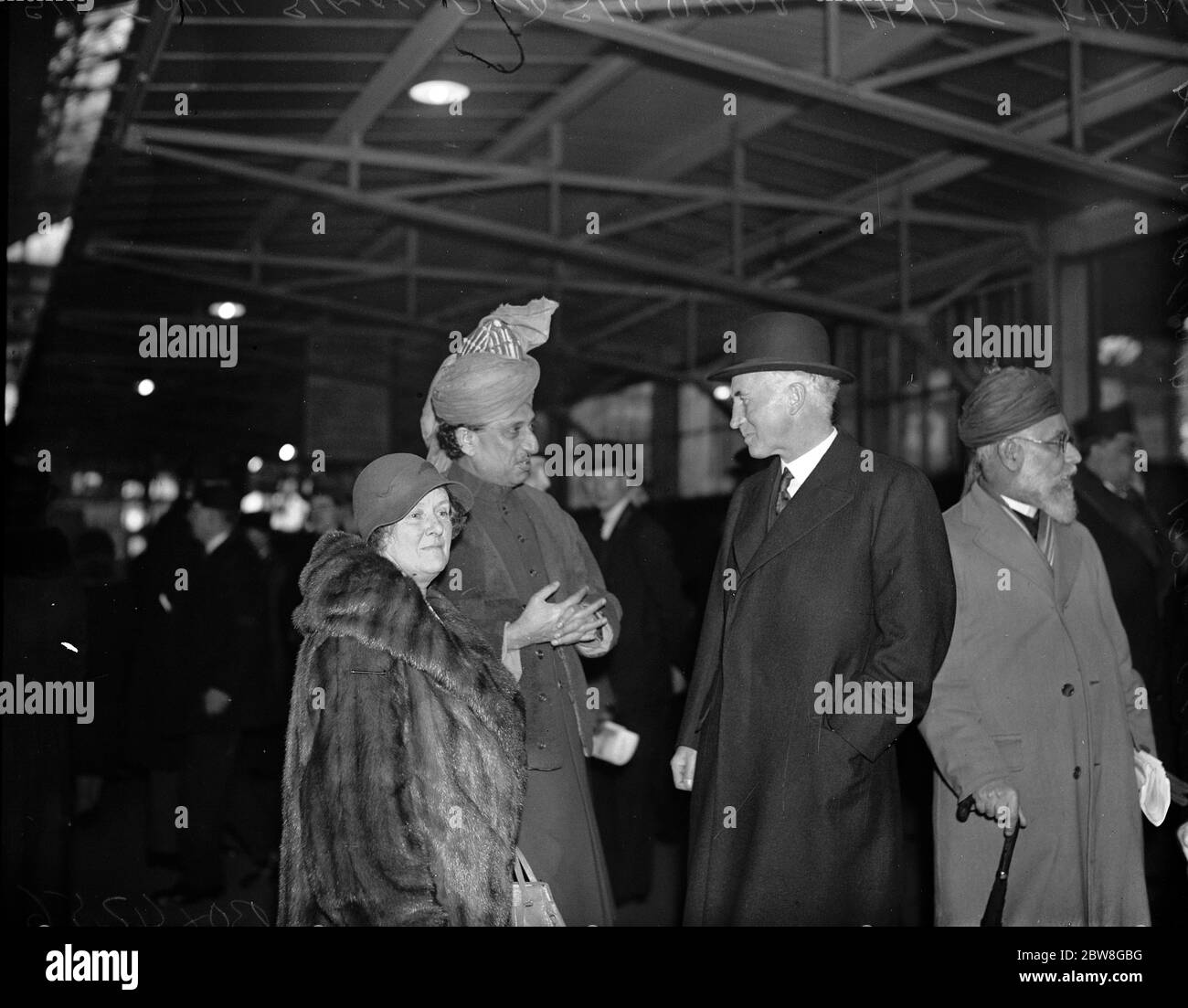Les délégués de la table ronde partent pour l'Inde . Sir J Simon , discutant avec Sir UNAR Hyat Khan ( membre du Conseil pour l'Inde ) à Victoria . 14 janvier 1932 Banque D'Images