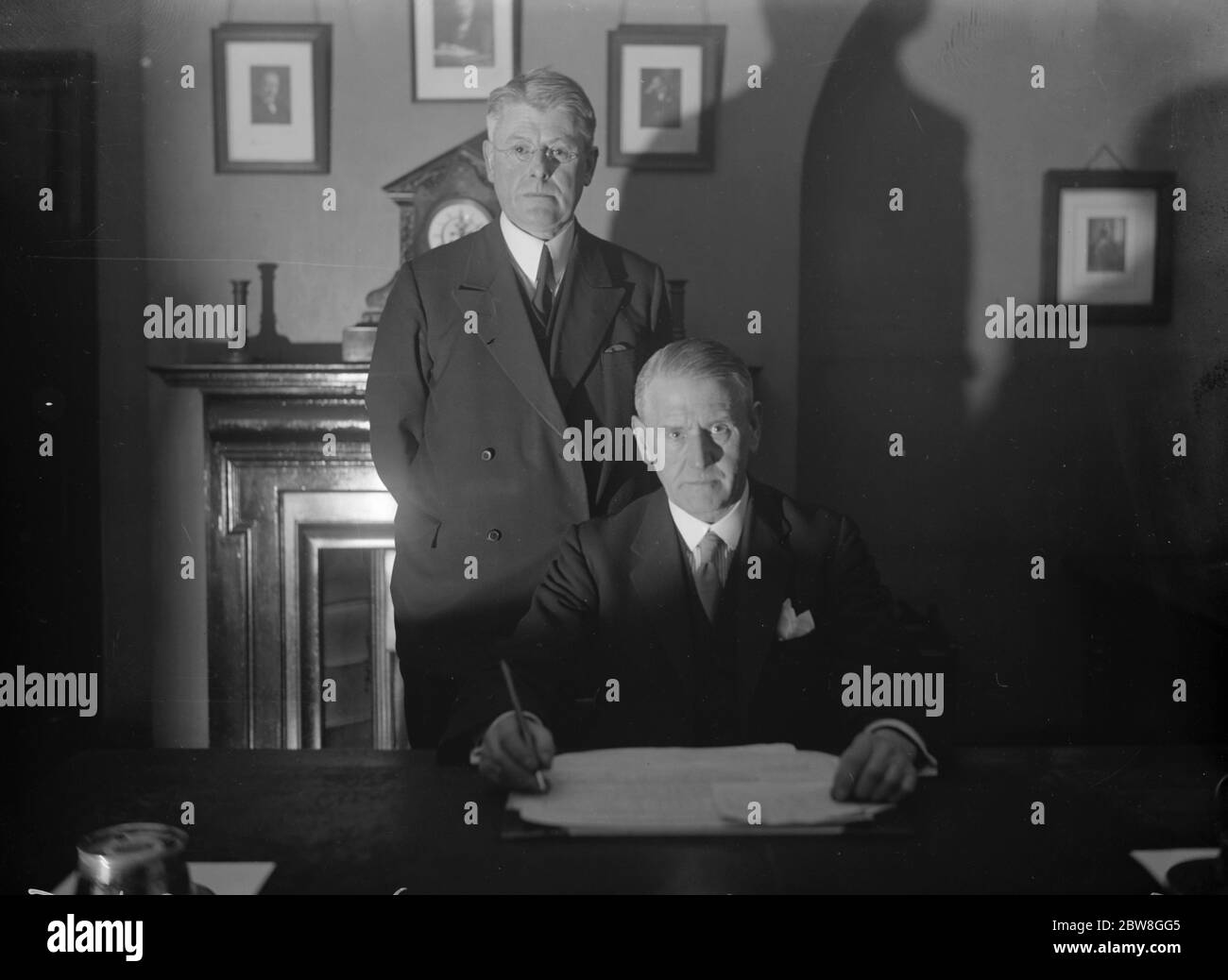 Mariage du Prince Lennart . M. H T Hamilton , le registraire ( avec lunettes ) et M. W J Lickley , le registraire du Caxton Hall Register , qui officiera au mariage . 10 mars 1932 Banque D'Images
