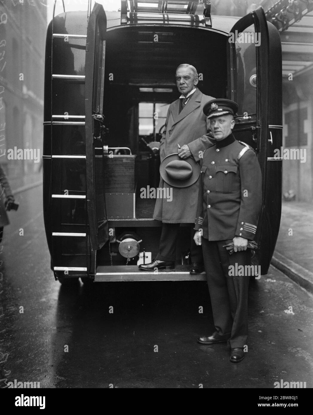 Le moteur incendie de la berline . M. Bailie Wilson McLaren , magistrat principal d'Édimbourg , avec le maître d'incendie Peter Metven , d'Édimbourg, avec le nouveau type de moteur d'incendie . 11 mai 1932 Banque D'Images