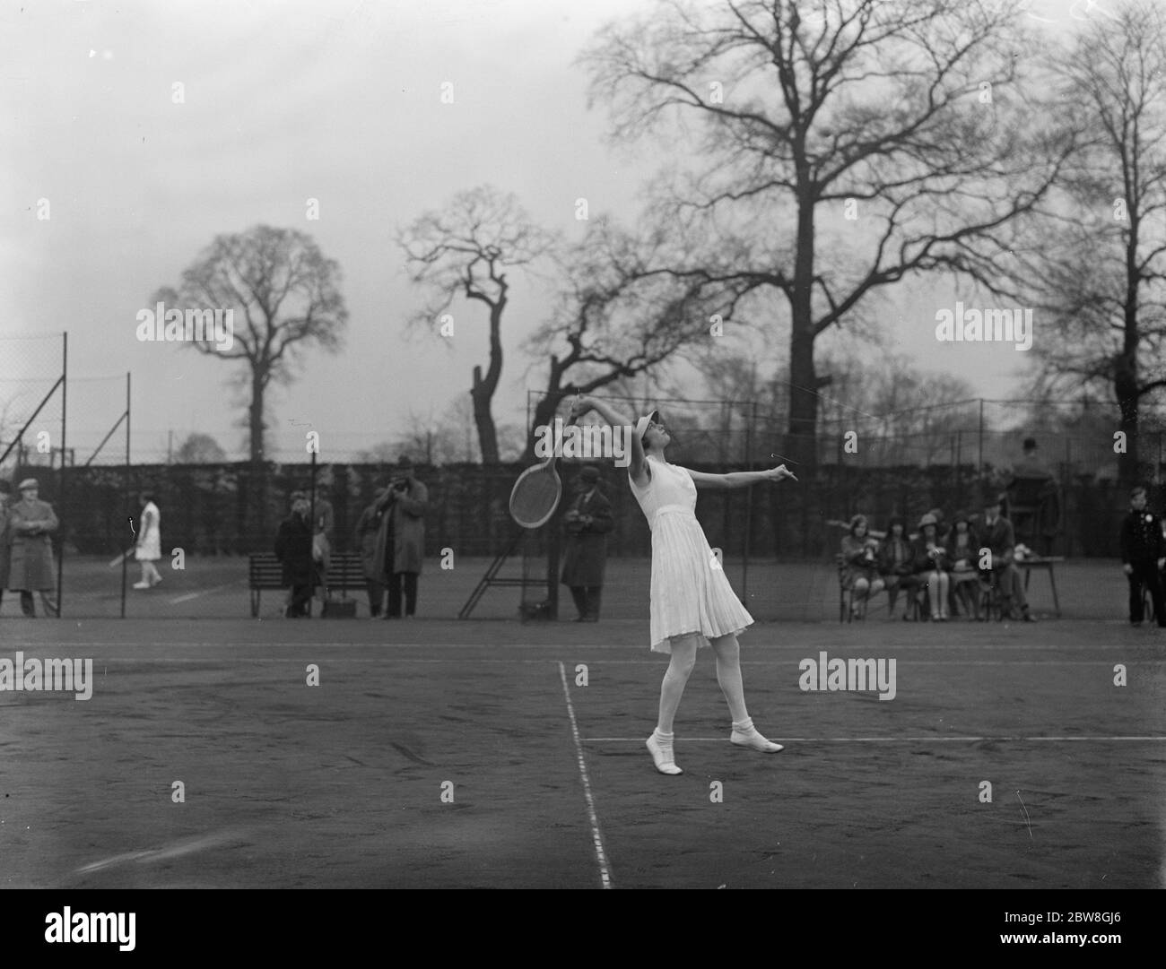 Essais de tennis de la coupe Wightman pour dames à Wimbledon . Mlle Eileen Bennett en jeu dans les doubles . 8 avril 1930 Banque D'Images