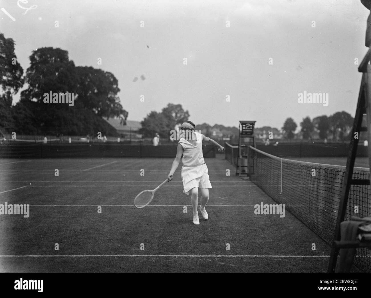 Championnats de tennis de Surrey à Surbiton . Mlle Goldsack en jeu pendant la demi-finale des femmes célibataires . 25 mai 1928 Banque D'Images