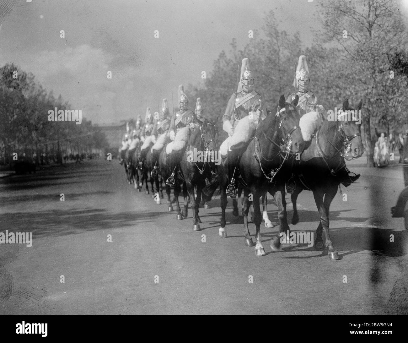 Modification des couleurs de protection par manipulation de la caméra . Un groupe de gardes dans le Mall . Par une manipulation moderne de la caméra travaillant sur ces lignes , nous sommes en mesure de montrer des scènes de Londres comme vu par les rayons rouges . Les troupes portant des tuniques rouges lumineuses sont rendues blanches . Sauveteurs dans le Mall 10 août 1933 Banque D'Images