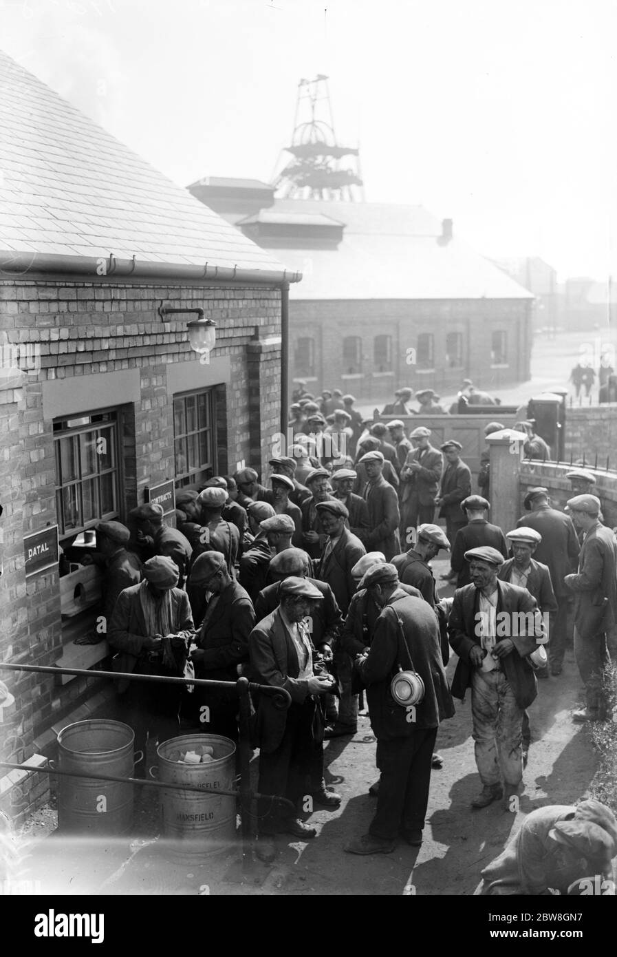Les premiers salaires versés aux mineurs de Midland depuis le début du litige . Clipston fosse ( Notts ) . 28 août 1926 Banque D'Images