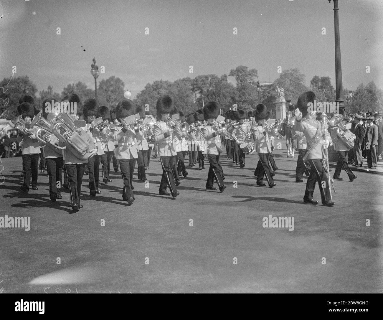 Modification des couleurs de protection par manipulation de la caméra . Un groupe de gardes dans le Mall . 10 août 1933 Banque D'Images