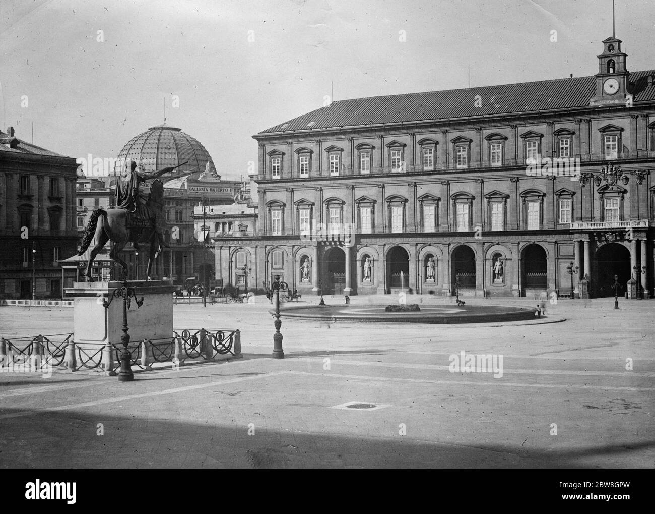 Feu au palais du roi . Un incendie a éclaté samedi dans la chambre du roi au Palais Royal de Naples . 21 juin 1930 Banque D'Images