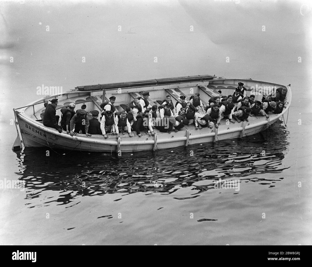 Les bateaux de sauvetage insubmersibles de Brême . Des membres de l'équipage du paquebot , ' Bremen ' lors d'une démonstration à Brooklyn , New York , qui a prouvé l'impossibilité de chavirer le nouveau canot de sauvetage submersible Burmester . Le ' Brême ' est maintenant équipé de ces métiers . Le bateau de sauvetage peut transporter 145 passagers , avec des rations pour une semaine . 9 mai 1930 Banque D'Images