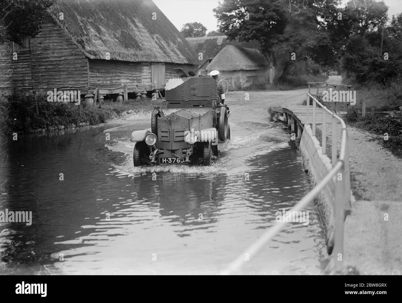 Opérations de force blindée sur la plaine de Salisbury . Voitures blindées traversant un ruisseau . 21 août 1928 Banque D'Images