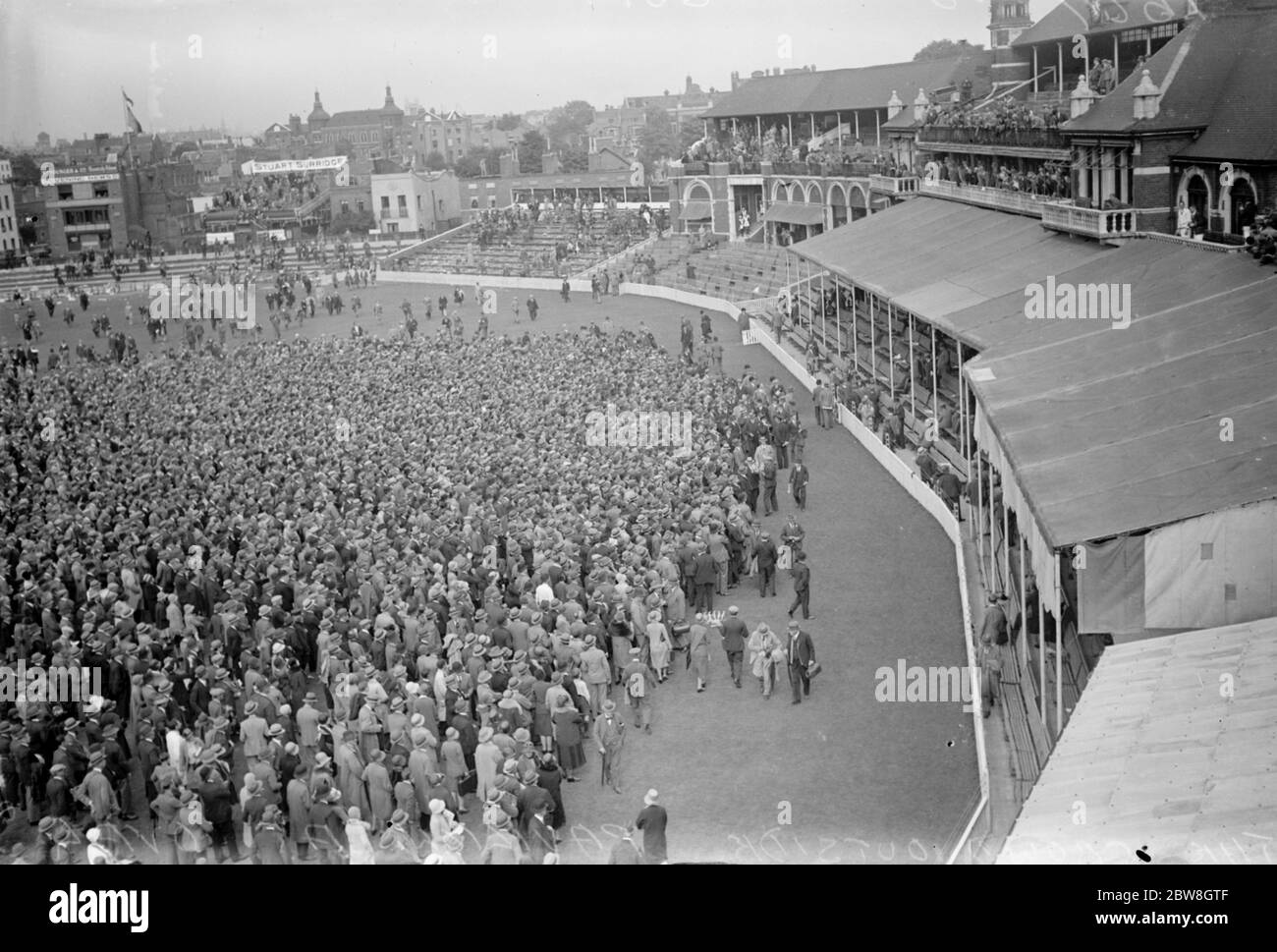 Test Match , Oval , cinquième jour ( de jeu ) ( sixième jour de match ) . Une vue de l'énorme foule qui s'est assemblée devant le Pavillon . 1930 Banque D'Images