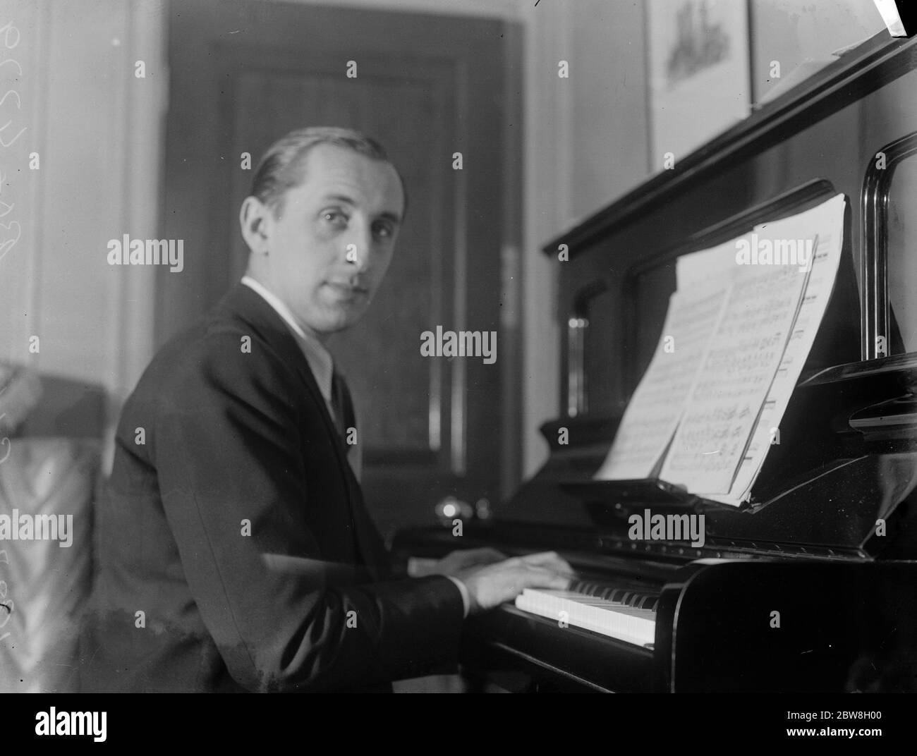 Pianiste russe célèbre à Londres . Vladimir Samoylovich Horowitz a photographié aujourd'hui après son arrivée à Grosvenor House , Park Lane . 3 mai 1933 Banque D'Images