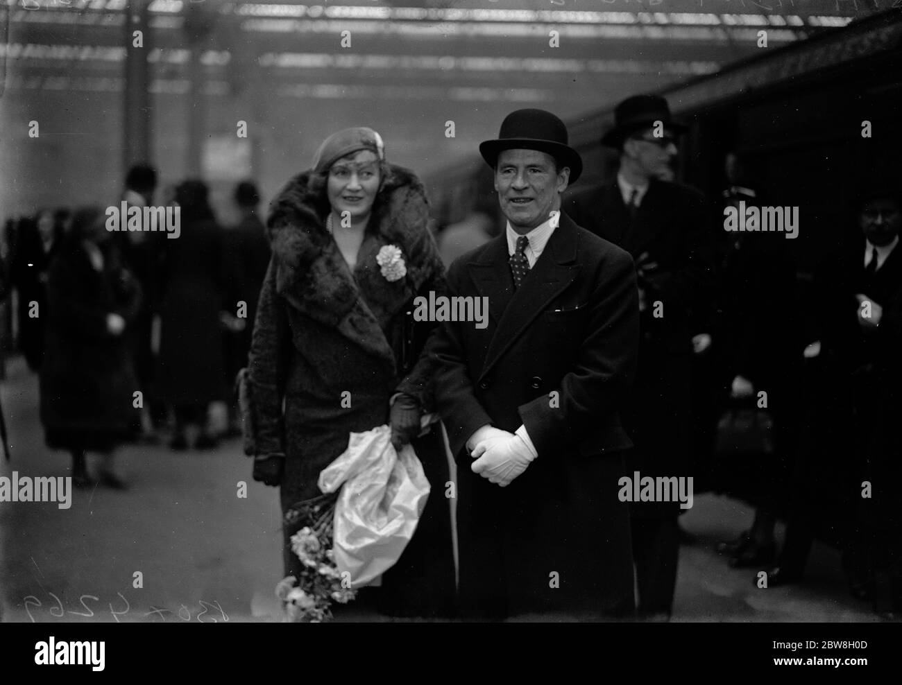 Le nouveau commandant en chef quitte pour prendre un nouveau rendez-vous . Le contre-amiral E R G R Evans , a quitté Londres vendredi pour prendre sa nomination comme commandant en chef de la Station africaine . Contre-amiral Evans avec sa femme à Waterloo . 18 février 1933 Banque D'Images