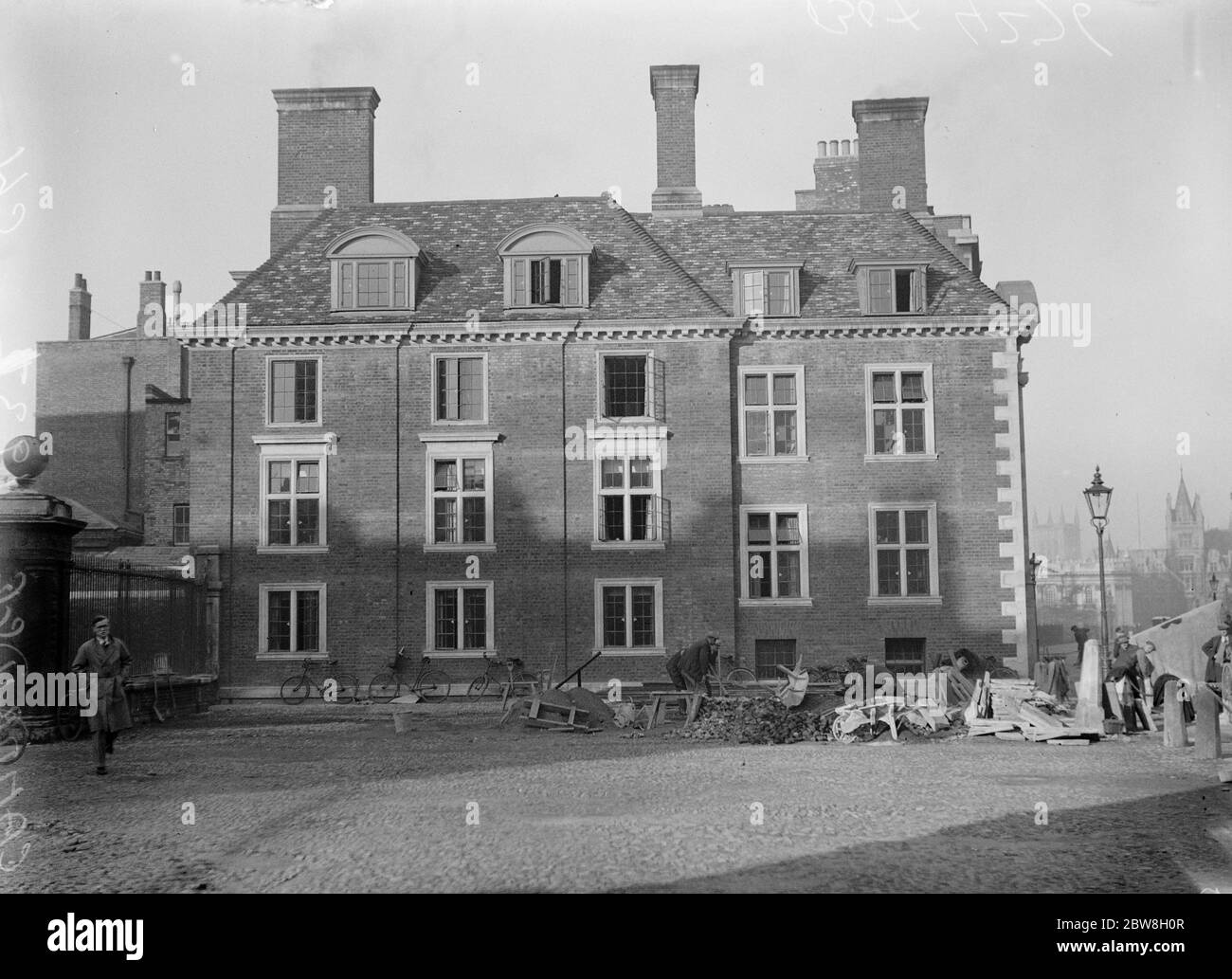 Changer Cambridge , impressionnant bâtiment de l'université . Vue générale montrant la nouvelle annexe de Corpus Christi qui est réalisée en brique rouge pour s'harmoniser avec le bâtiment de l'autre côté de la route . 27 janvier 1931 Banque D'Images