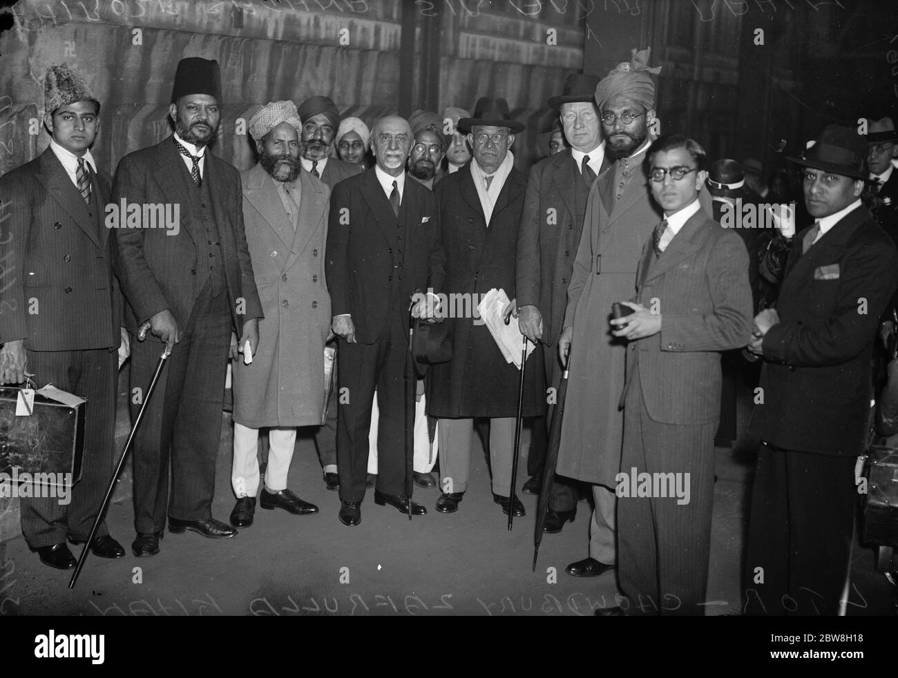 Les délégués indiens arrivent à Londres. Un groupe de délégués notables de l'Inde est arrivé à Londres . De gauche à droite : Chowdbury Zafrulla Khan , Sir Bholla Singh , Sir Phiroze Sethna ( représentant de la Banque de l'Inde ) et Sir Abdur Rahim , à l'arrivée à Victoria . 4 mai 1933 Banque D'Images