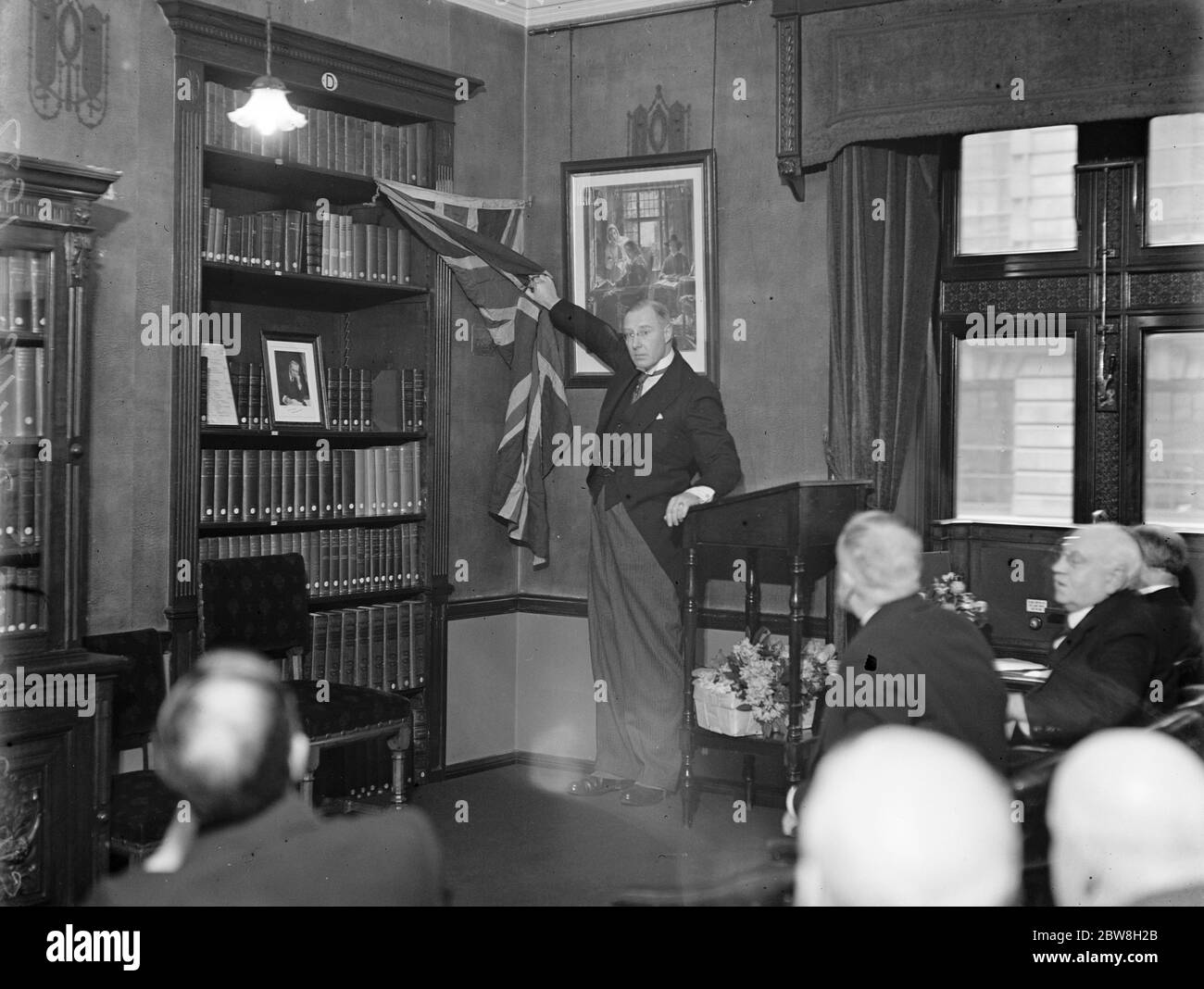 Honorer la mémoire d'un célèbre auteur . Au club de l'auteur à Londres Sir Gilbert Park , le président , a invité Lord Gorell , président de la société incorporée des auteurs à dévoiler une tablette à la mémoire de Sir Arthur Conan Doyle . Lord Gorell dévoile la tablette . Sir A Conan Doyle a laissé la somme de £ 50 au club des auteurs pour former une bibliothèque et ceci est également vu dans l'image . 2 mai 1932 Banque D'Images