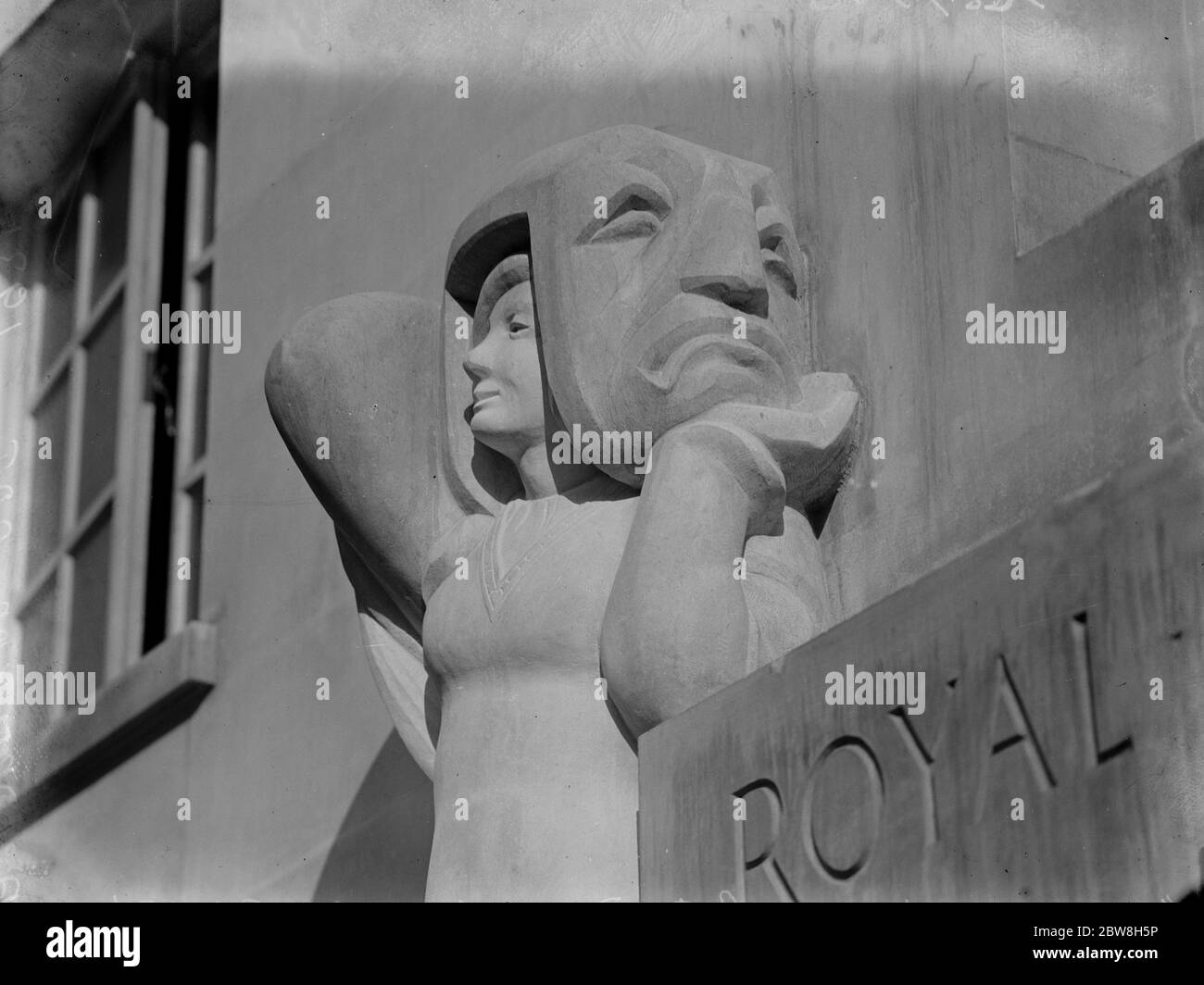 La dernière architecture de Londres . Le dernier travail de M. Alan Durst dans deux figures de pierre sculptées de Portland sur la porte de la R A of Dramatic Art à Gower Street . Comédie 12 novembre 1931 Banque D'Images La dernière architecture de Londres . Le dernier travail de M. Alan Durst dans deux figures de pierre sculptées de Portland sur la porte de la R A of Dramatic Art à Gower Street . Comédie 12 novembre 1931 Banque D'Images