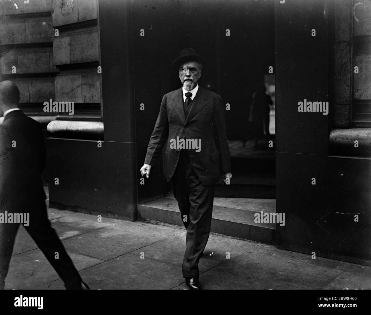 M. Montagu Norman et le prêt de guerre australien . M. Norman quitte la Maison de l'Australie , après la réunion . 23 septembre 1932 Banque D'Images
