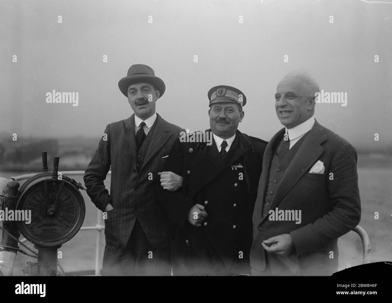 L'arrivée du navire au Trésor italien Leonardo da Vinci . De gauche à droite : Major Longden , capitaine Sturlese , et Commendatore Modigliani . 11 décembre 1929 Banque D'Images