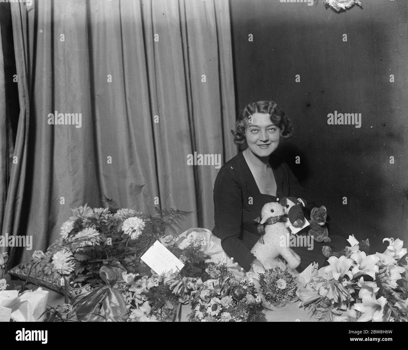Tallulah de Vienne à Londres . Mlle Seidl avec quelques mascottes qui lui sont envoyées par ses nombreux admirateurs . 10 septembre 1930 Banque D'Images