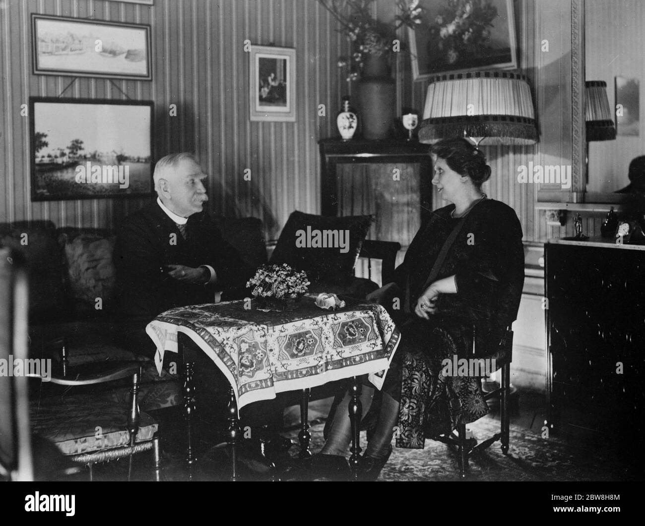 Dernier portrait du maréchal Joffre . Une photo intime faite quelques jours avant l'opération montrant le général discutant avec sa femme dans son domicile parisien . 1er janvier 1931 Banque D'Images