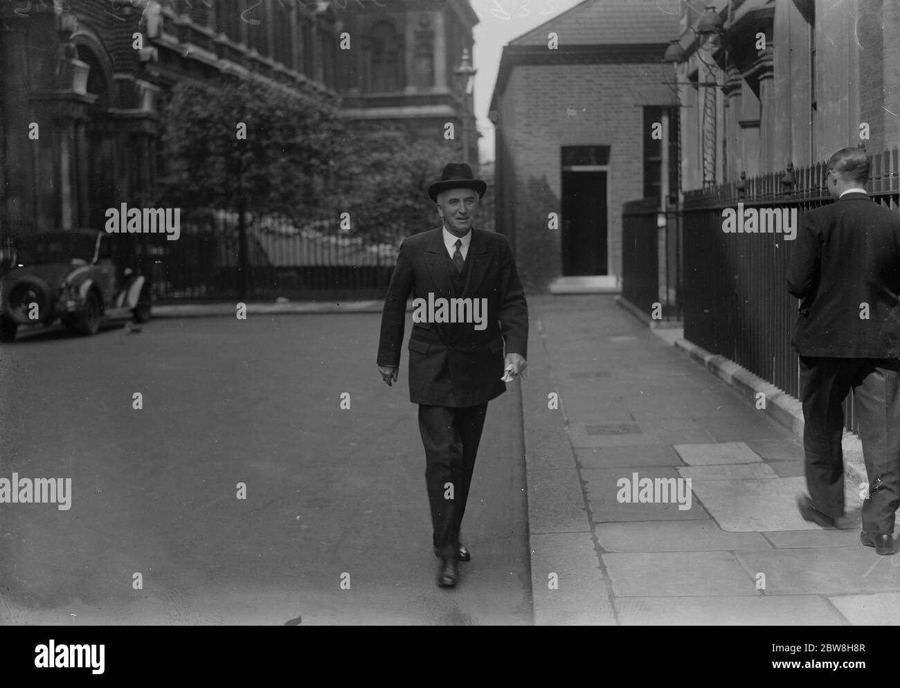 Sir John Simon de retour au travail . Sir John Simon , qui a été malade , était sorti pour la première fois mardi , et est ici vu en route pour visiter le premier ministre . 4 mai 1933 Banque D'Images
