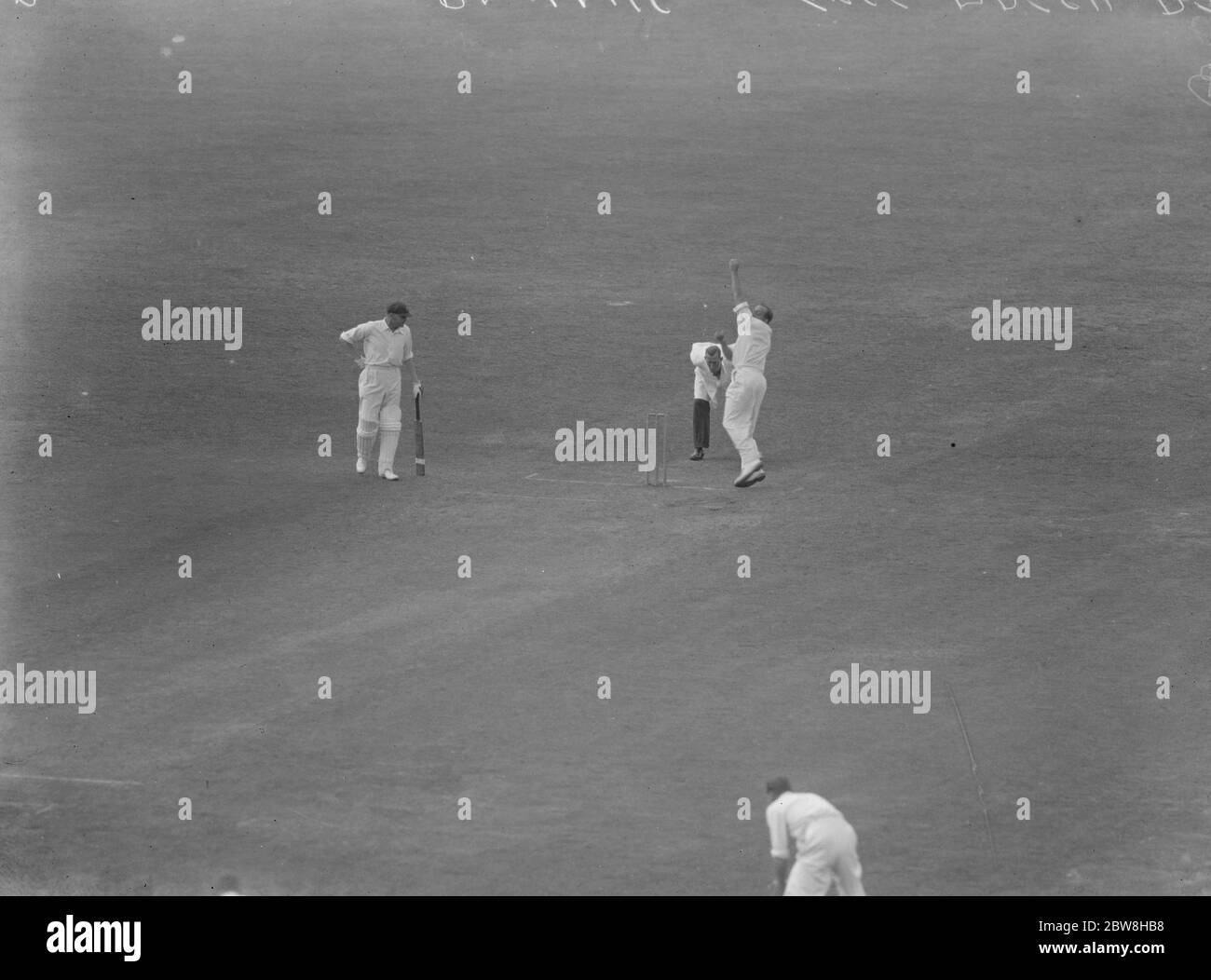 Jour 5 du Test Match à l'ovale de Kennington . Une photo frappante de Bob Wyatt , le nouveau capitaine de l'Angleterre , bowling .. 19 août 1930 Banque D'Images