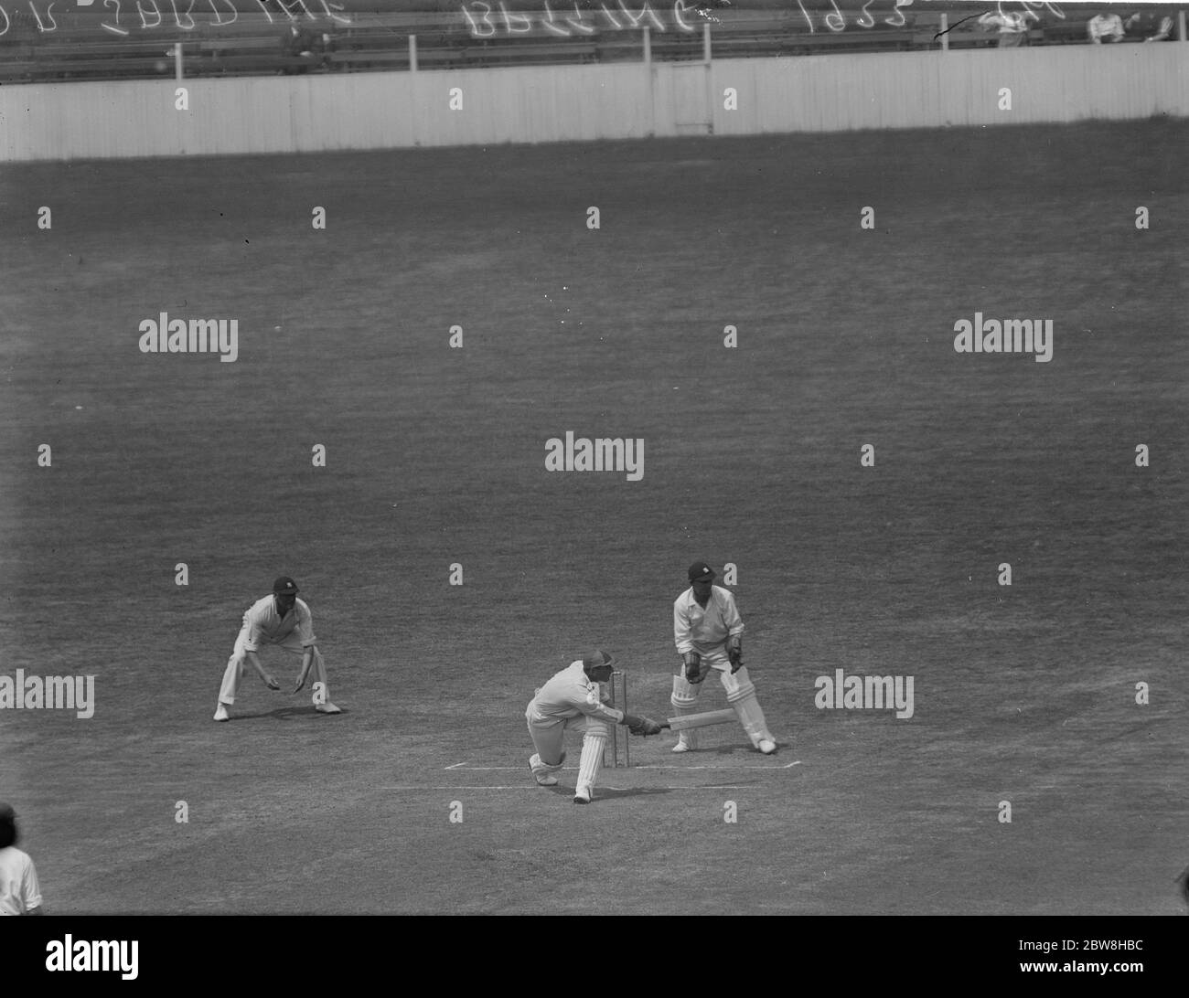 Surrey contre Warwickshire à l'Oval , Kennington, Londres , dans un championnat de comté de trois jours . Douglas Jardine ( Surrey ) fait glisser une balle lâche de Hal Jarrett à la frontière . 16 juin 1933 Banque D'Images