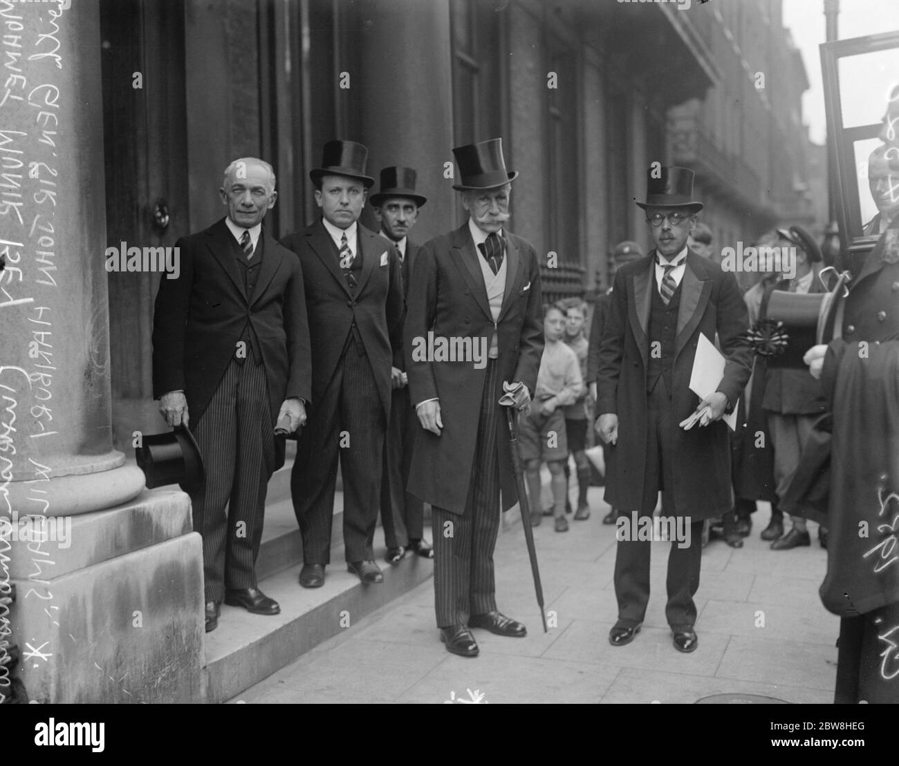 Mohmet munir Bey , le nouvel ambassadeur turc quittant l'ambassade avec le général Sir John Hanbury Williams pour Buckingham Palace où il a été reçu en audience par le roi . 23 juillet 1932 Banque D'Images