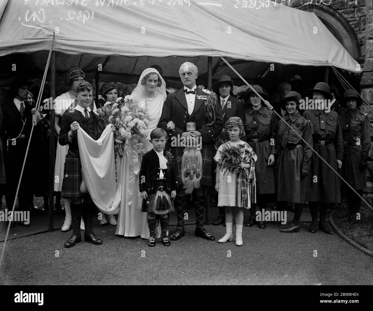 Un mariage au four dans le Wiltshire . Le mariage entre Lieut Col I Forbes et Mlle M S Shaw Stewart à l'Église catholique , Tisbury . Le groupe de la mariée avec une garde d'honneur des Guides . 14 septembre 1932 Banque D'Images