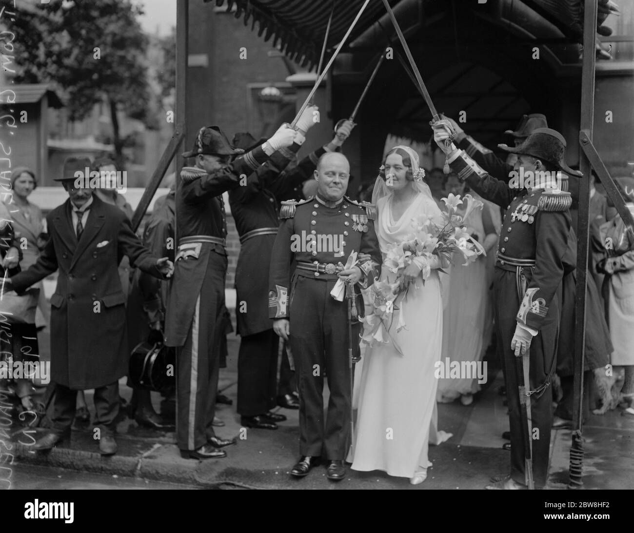 Le mariage à St Paul, Knightsbridge entre Lieut COM G G Slade , RN et Miss G K Maunsell . La mariée et le marié partent avec une Garde navale d'honneur . 27 juillet 1932 Banque D'Images