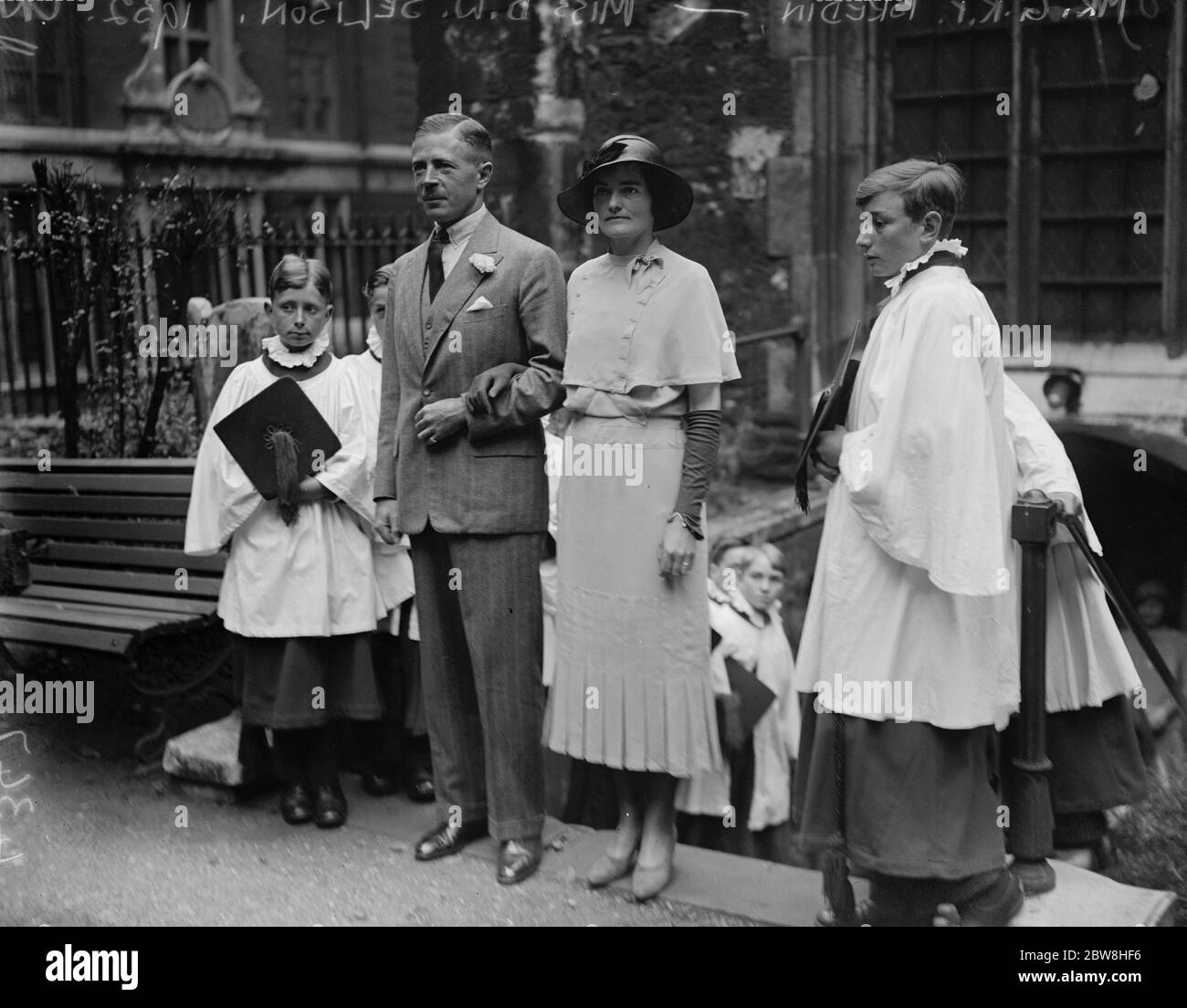 Mariage de la société à la Chapelle Savoy . M. G R P Bredin , Service politique du Soudan, a été marié à la Chapelle Savoy , Londres , à Mlle D W Selison . La mariée et le marié quittant la Chapelle après la cérémonie . 6 septembre 1932 Banque D'Images