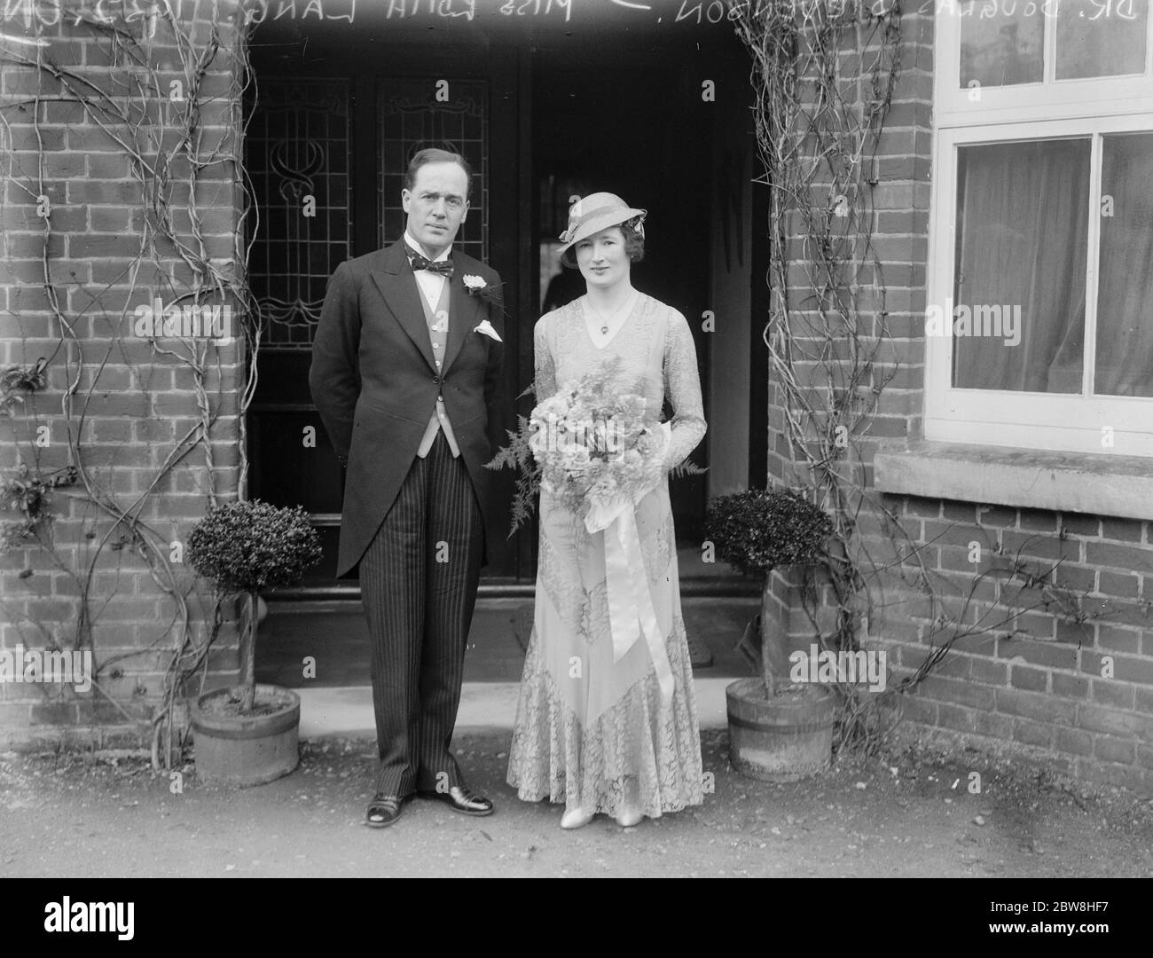 Mariage de Glasgow . Le Dr Douglas Stevenson a été marié à l'église paroissiale de Frimley , à Mlle Edith Lang . La mariée et le marié . 31 mars 1932 Banque D'Images